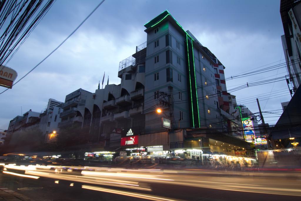 Sky Suites Bangkok Extérieur photo