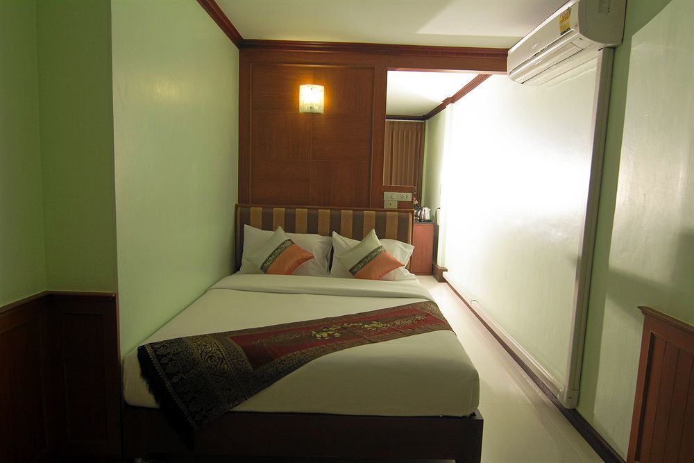 Sky Suites Bangkok Extérieur photo